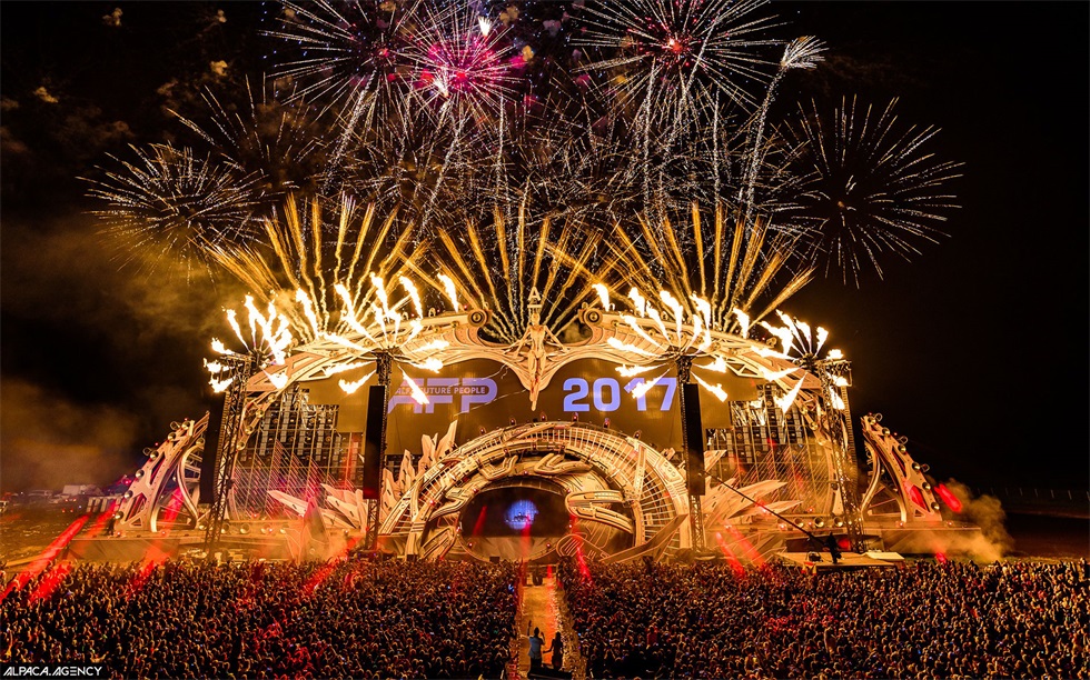 俄羅斯“阿爾法未來人”電音節(jié)活動策劃的舞美設(shè)計(jì)堪稱世界級 - 第7張 - 會展活動策劃CCASY.COM 俄羅斯“阿爾法未來人”電音節(jié)活動策劃的舞美設(shè)計(jì)堪稱世界級 - 第7張