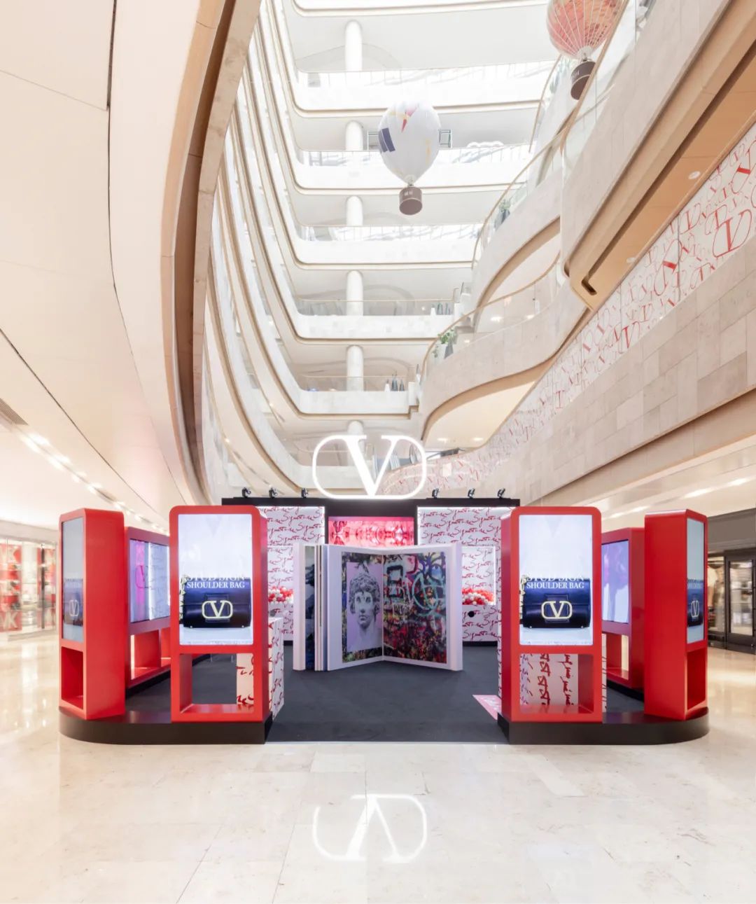 Valentino華倫天奴VLOGO南京限時(shí)藝術(shù)快閃活動(dòng)策劃傾情呈獻(xiàn)藝術(shù)圖冊(cè) - 第2張 - 會(huì)展活動(dòng)策劃CCASY.COM Valentino華倫天奴VLOGO南京限時(shí)藝術(shù)快閃活動(dòng)策劃傾情呈獻(xiàn)藝術(shù)圖冊(cè) - 第2張