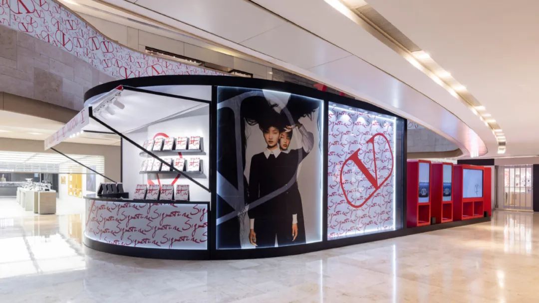 Valentino華倫天奴VLOGO南京限時(shí)藝術(shù)快閃活動(dòng)策劃傾情呈獻(xiàn)藝術(shù)圖冊(cè) - 第3張 - 會(huì)展活動(dòng)策劃CCASY.COM Valentino華倫天奴VLOGO南京限時(shí)藝術(shù)快閃活動(dòng)策劃傾情呈獻(xiàn)藝術(shù)圖冊(cè) - 第3張