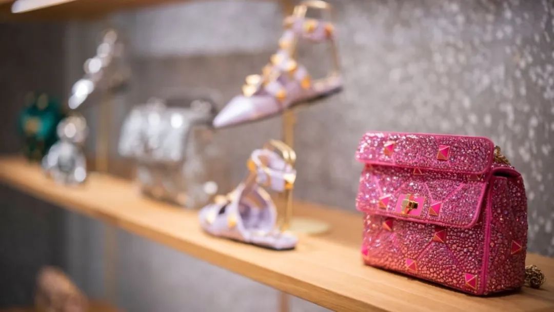 Valentino華倫天奴VLOGO南京限時(shí)藝術(shù)快閃活動(dòng)策劃傾情呈獻(xiàn)藝術(shù)圖冊(cè) - 第10張 - 會(huì)展活動(dòng)策劃CCASY.COM Valentino華倫天奴VLOGO南京限時(shí)藝術(shù)快閃活動(dòng)策劃傾情呈獻(xiàn)藝術(shù)圖冊(cè) - 第10張