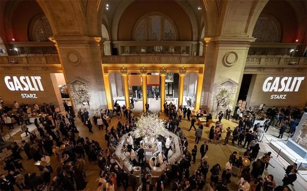 《煤氣燈》首映式活動(dòng)策劃在藝術(shù)博物館設(shè)置了22米長的紅毯儀式背景 - 第16張 - 會(huì)展活動(dòng)策劃CCASY.COM 《煤氣燈》首映式活動(dòng)策劃在藝術(shù)博物館設(shè)置了22米長的紅毯儀式背景 - 第16張