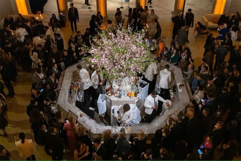 《煤氣燈》首映式活動(dòng)策劃在藝術(shù)博物館設(shè)置了22米長的紅毯儀式背景 - 第17張 - 會(huì)展活動(dòng)策劃CCASY.COM 《煤氣燈》首映式活動(dòng)策劃在藝術(shù)博物館設(shè)置了22米長的紅毯儀式背景 - 第17張