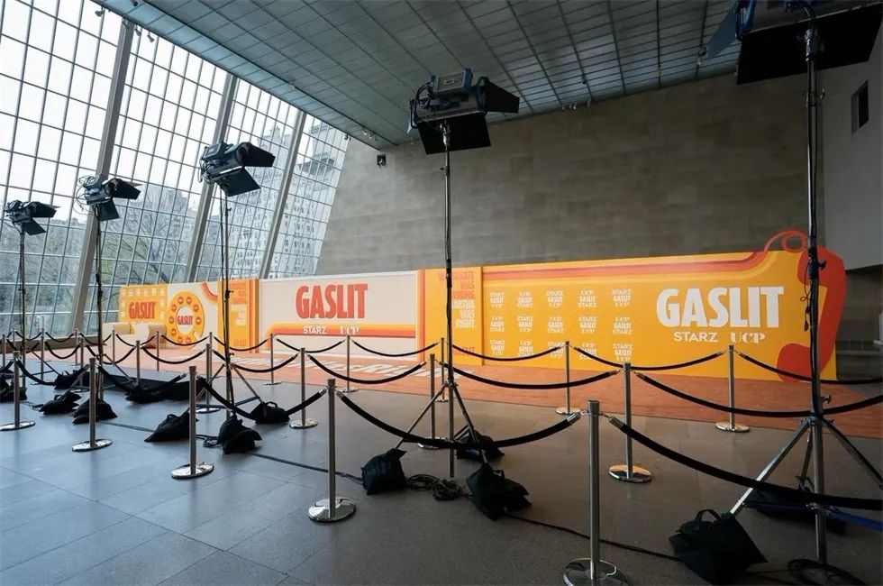 《煤氣燈》首映式活動(dòng)策劃在藝術(shù)博物館設(shè)置了22米長的紅毯儀式背景 - 第3張 - 會(huì)展活動(dòng)策劃CCASY.COM 《煤氣燈》首映式活動(dòng)策劃在藝術(shù)博物館設(shè)置了22米長的紅毯儀式背景 - 第3張