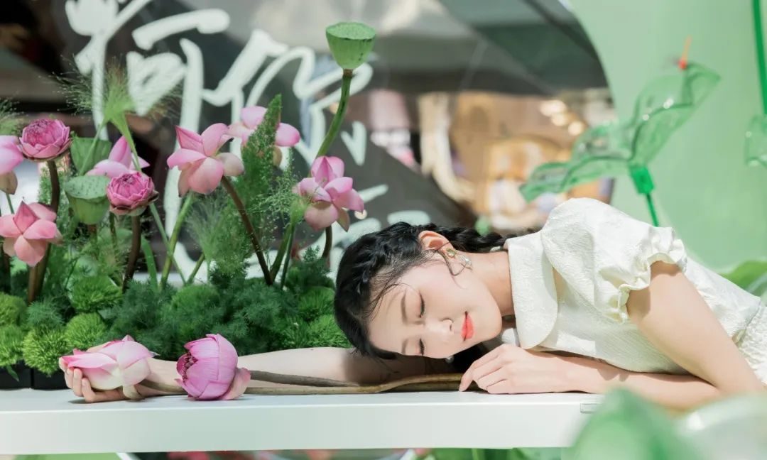 廣州天河城26周年全真荷花主題展覽活動(dòng)策劃打造了一片新奇的消暑之地 - 第1張 - 會(huì)展活動(dòng)策劃CCASY.COM 廣州天河城26周年全真荷花主題展覽活動(dòng)策劃打造了一片新奇的消暑之地 - 第1張