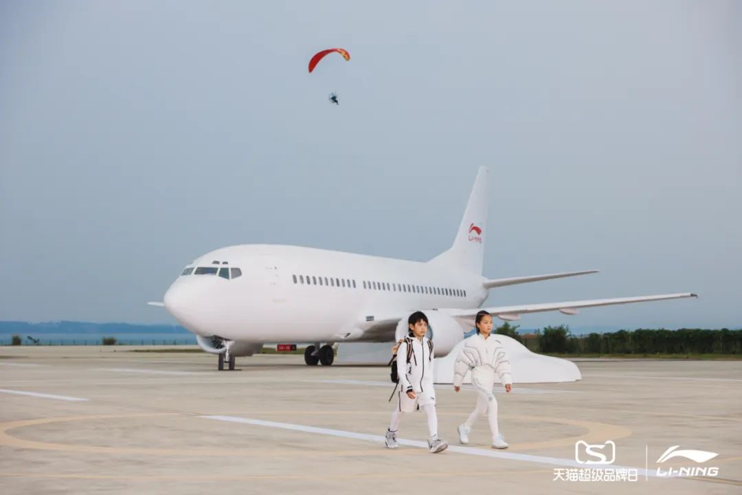 李寧2022逐夢行機場大秀活動策劃的后臺空間真的是兩架“李寧專機” - 第1張 - 會展活動策劃CCASY.COM 李寧2022逐夢行機場大秀活動策劃的后臺空間真的是兩架“李寧專機” - 第1張