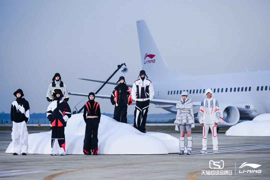 李寧2022逐夢行機場大秀活動策劃的后臺空間真的是兩架“李寧專機” - 第10張 - 會展活動策劃CCASY.COM 李寧2022逐夢行機場大秀活動策劃的后臺空間真的是兩架“李寧專機” - 第10張