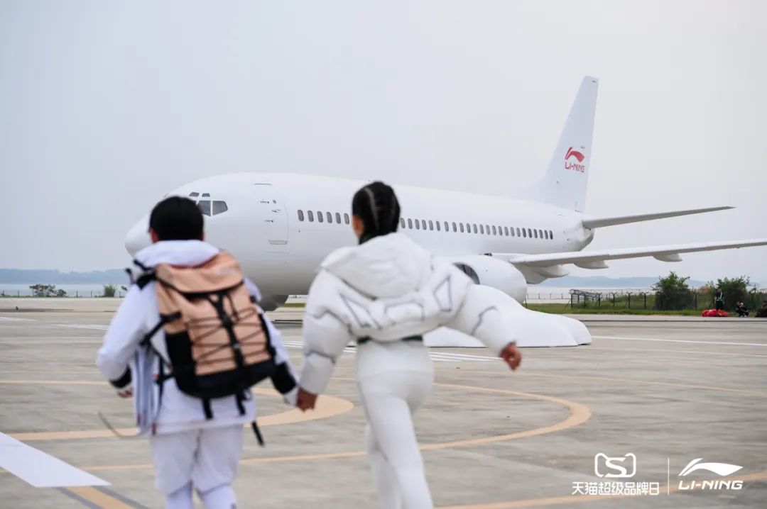 李寧2022逐夢行機場大秀活動策劃的后臺空間真的是兩架“李寧專機” - 第2張 - 會展活動策劃CCASY.COM 李寧2022逐夢行機場大秀活動策劃的后臺空間真的是兩架“李寧專機” - 第2張
