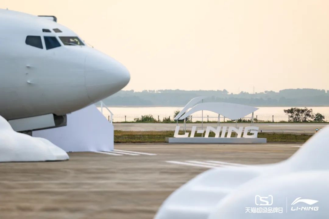 李寧2022逐夢行機場大秀活動策劃的后臺空間真的是兩架“李寧專機” - 第20張 - 會展活動策劃CCASY.COM 李寧2022逐夢行機場大秀活動策劃的后臺空間真的是兩架“李寧專機” - 第20張