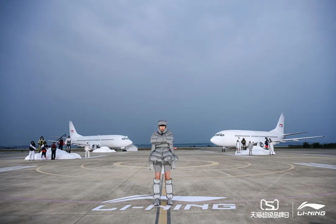 李寧2022逐夢行機場大秀活動策劃的后臺空間真的是兩架“李寧專機” - 第3張 - 會展活動策劃CCASY.COM 李寧2022逐夢行機場大秀活動策劃的后臺空間真的是兩架“李寧專機” - 第3張