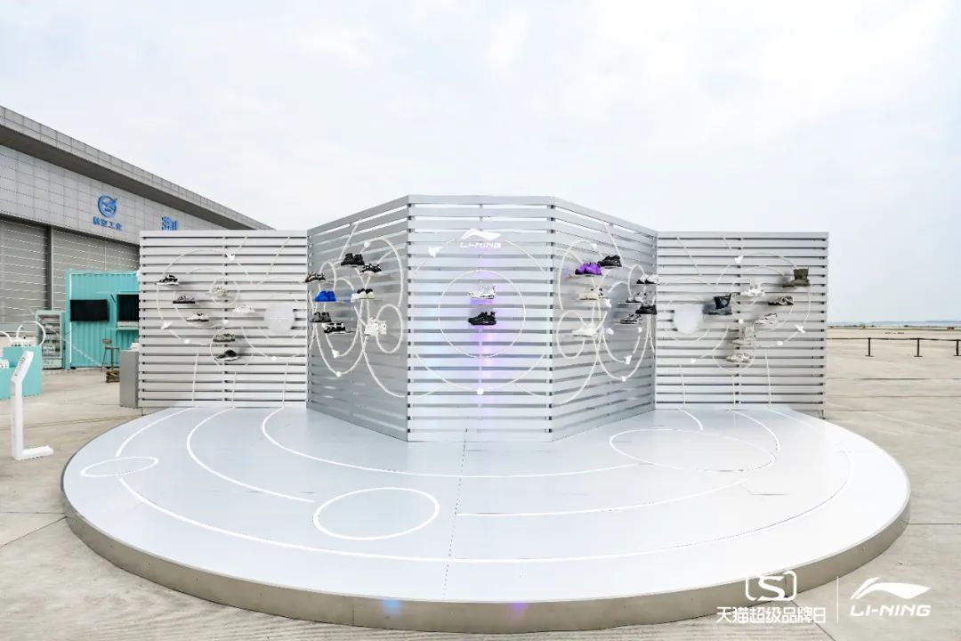 李寧2022逐夢行機場大秀活動策劃的后臺空間真的是兩架“李寧專機” - 第32張 - 會展活動策劃CCASY.COM 李寧2022逐夢行機場大秀活動策劃的后臺空間真的是兩架“李寧專機” - 第32張