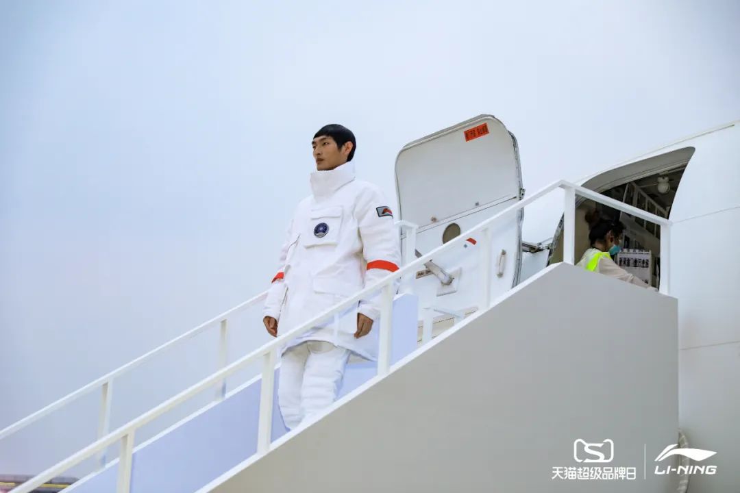 李寧2022逐夢行機場大秀活動策劃的后臺空間真的是兩架“李寧專機” - 第4張 - 會展活動策劃CCASY.COM 李寧2022逐夢行機場大秀活動策劃的后臺空間真的是兩架“李寧專機” - 第4張