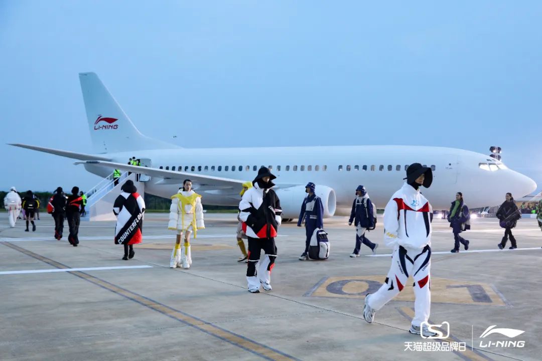 李寧2022逐夢行機場大秀活動策劃的后臺空間真的是兩架“李寧專機” - 第7張 - 會展活動策劃CCASY.COM 李寧2022逐夢行機場大秀活動策劃的后臺空間真的是兩架“李寧專機” - 第7張