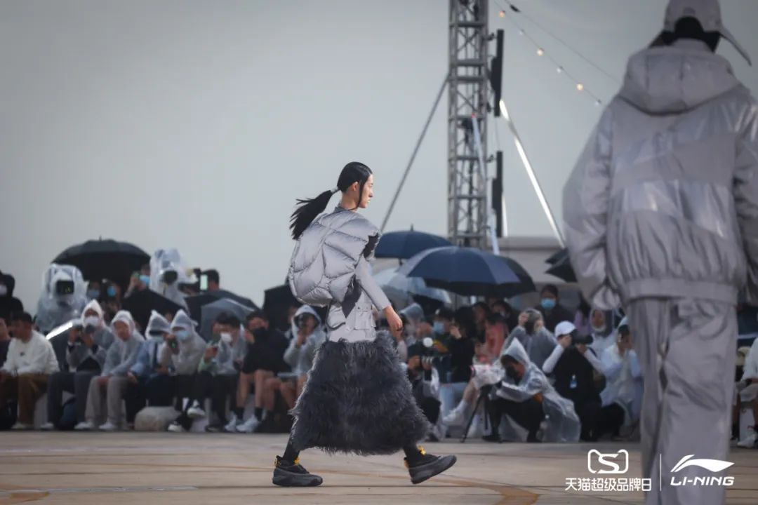 李寧2022逐夢行機場大秀活動策劃的后臺空間真的是兩架“李寧專機” - 第8張 - 會展活動策劃CCASY.COM 李寧2022逐夢行機場大秀活動策劃的后臺空間真的是兩架“李寧專機” - 第8張