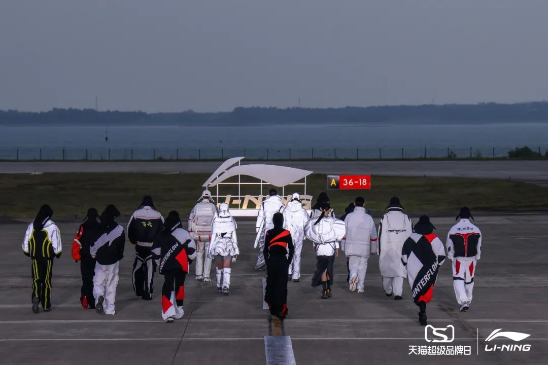 李寧2022逐夢行機場大秀活動策劃的后臺空間真的是兩架“李寧專機” - 第9張 - 會展活動策劃CCASY.COM 李寧2022逐夢行機場大秀活動策劃的后臺空間真的是兩架“李寧專機” - 第9張