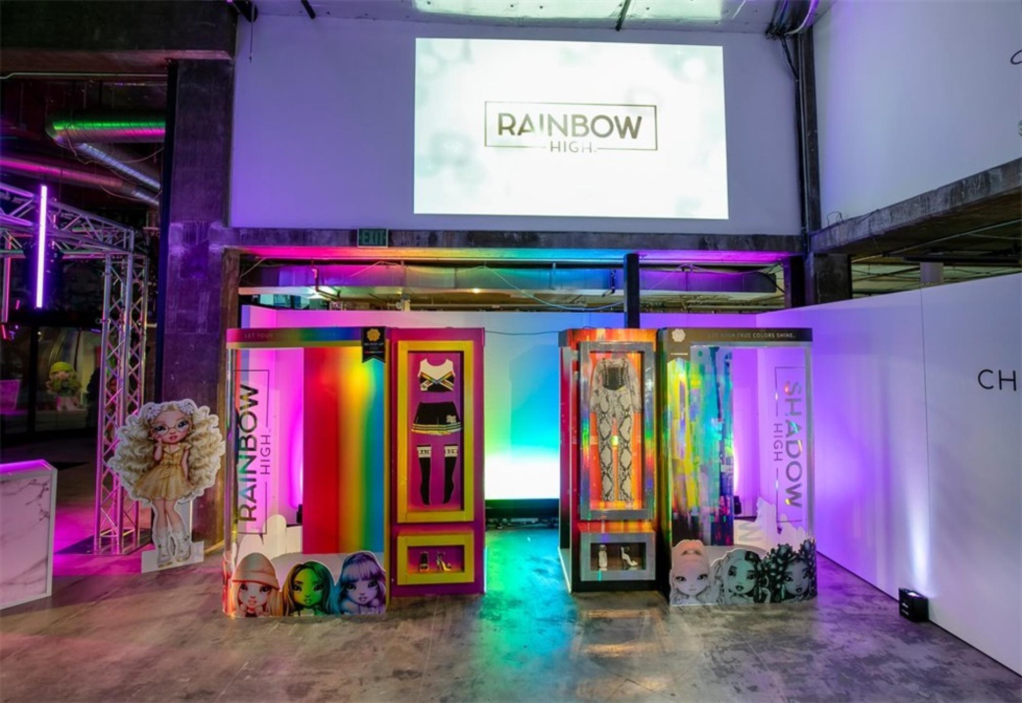 潮玩“彩虹高中”體驗式發(fā)布會活動策劃使用大膽的色彩和有趣的燈光 - 第11張 - 會展活動策劃CCASY.COM 潮玩“彩虹高中”體驗式發(fā)布會活動策劃使用大膽的色彩和有趣的燈光 - 第11張