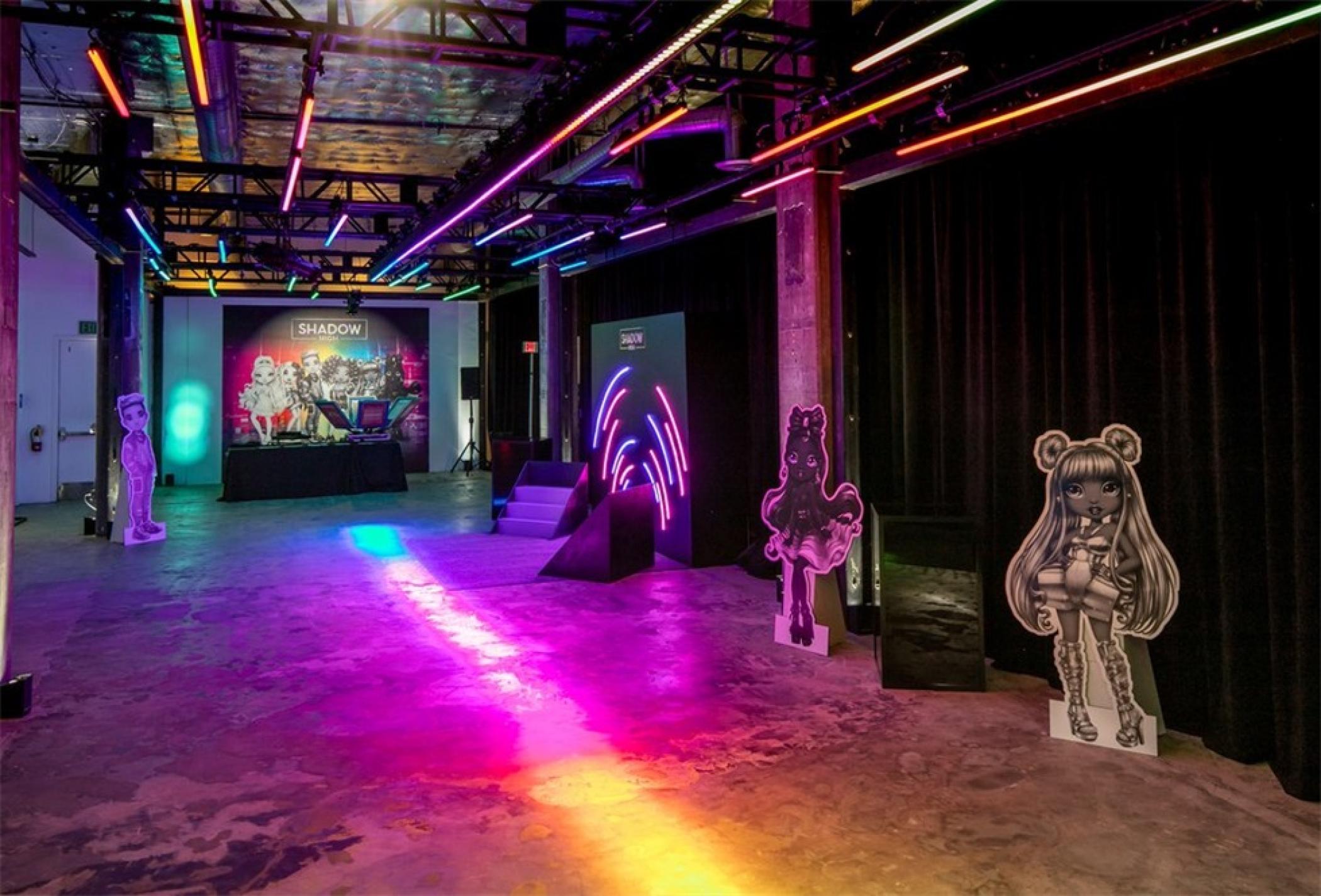 潮玩“彩虹高中”體驗式發(fā)布會活動策劃使用大膽的色彩和有趣的燈光 - 第23張 - 會展活動策劃CCASY.COM 潮玩“彩虹高中”體驗式發(fā)布會活動策劃使用大膽的色彩和有趣的燈光 - 第23張