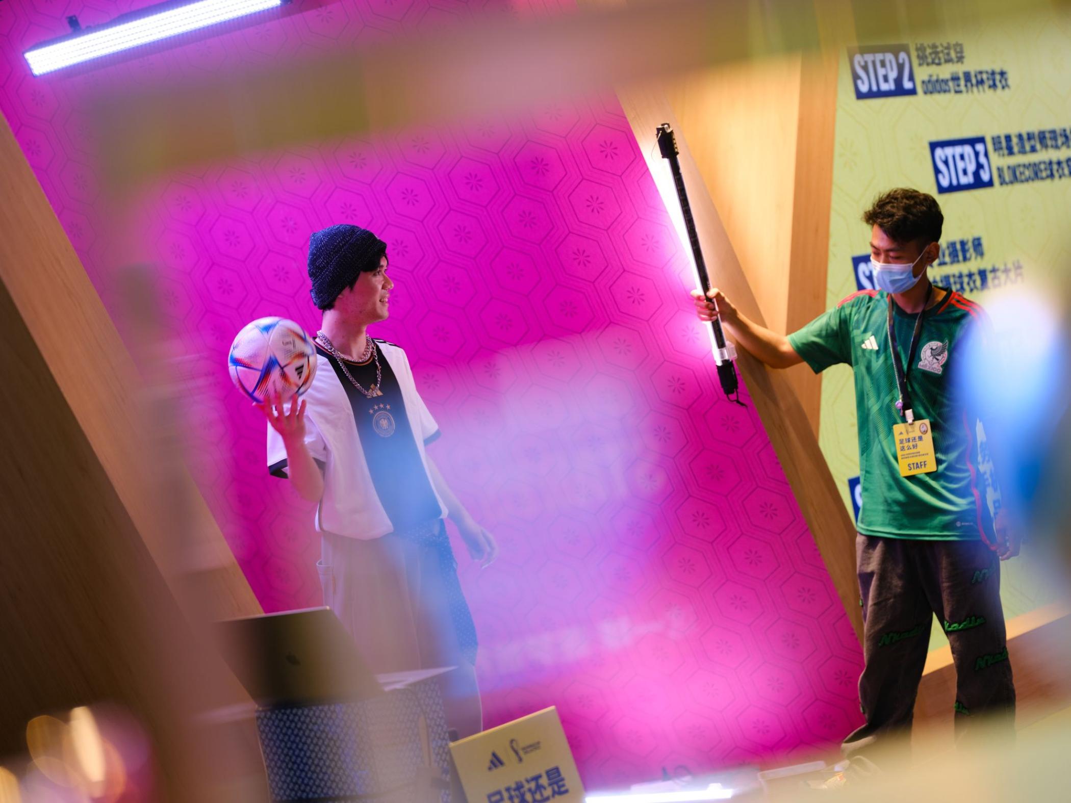 去adidas世界杯快閃店活動策劃解鎖復(fù)古球衣穿搭大片 - 第6張 - 會展活動策劃CCASY.COM 去adidas世界杯快閃店活動策劃解鎖復(fù)古球衣穿搭大片 - 第6張