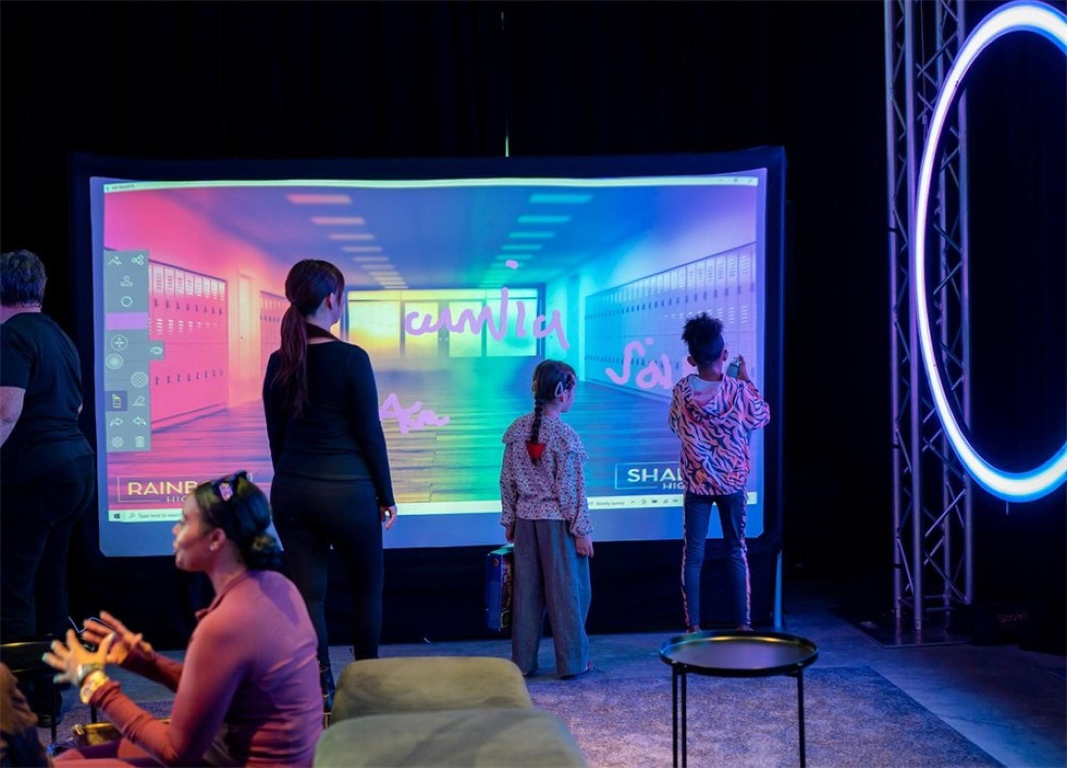 潮玩“彩虹高中”體驗式發(fā)布會活動策劃使用大膽的色彩和有趣的燈光 - 第29張 - 會展活動策劃CCASY.COM 潮玩“彩虹高中”體驗式發(fā)布會活動策劃使用大膽的色彩和有趣的燈光 - 第29張