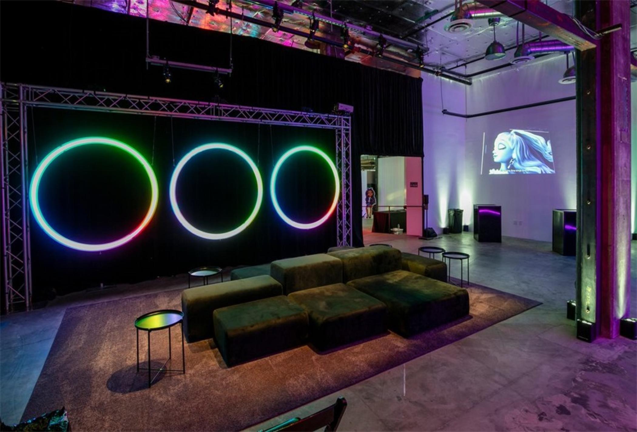 潮玩“彩虹高中”體驗式發(fā)布會活動策劃使用大膽的色彩和有趣的燈光 - 第19張 - 會展活動策劃CCASY.COM 潮玩“彩虹高中”體驗式發(fā)布會活動策劃使用大膽的色彩和有趣的燈光 - 第19張