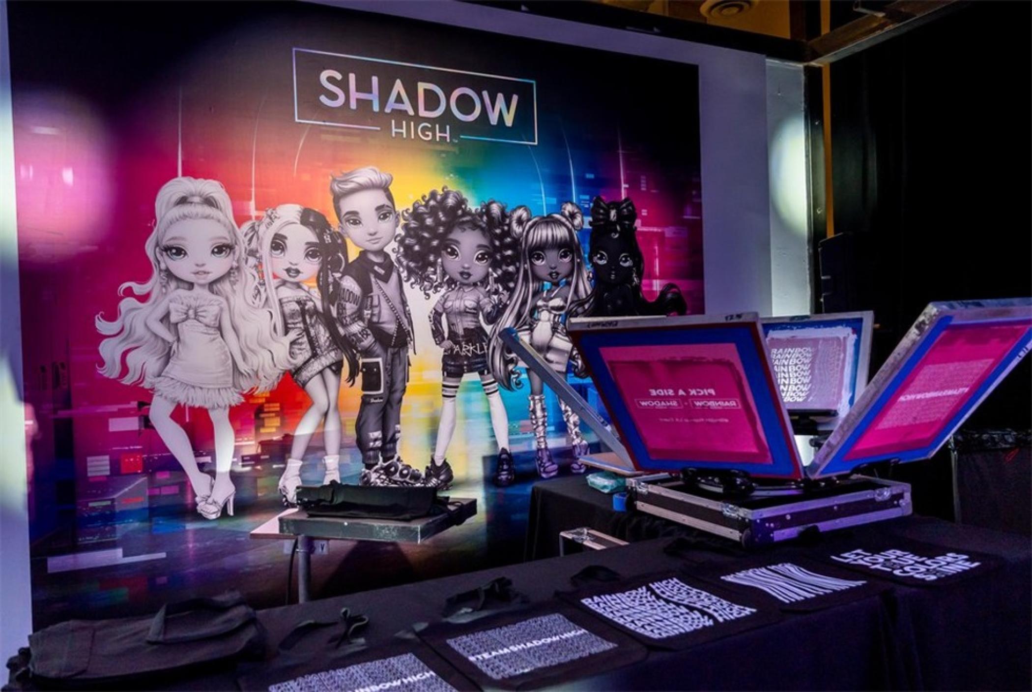 潮玩“彩虹高中”體驗式發(fā)布會活動策劃使用大膽的色彩和有趣的燈光 - 第30張 - 會展活動策劃CCASY.COM 潮玩“彩虹高中”體驗式發(fā)布會活動策劃使用大膽的色彩和有趣的燈光 - 第30張