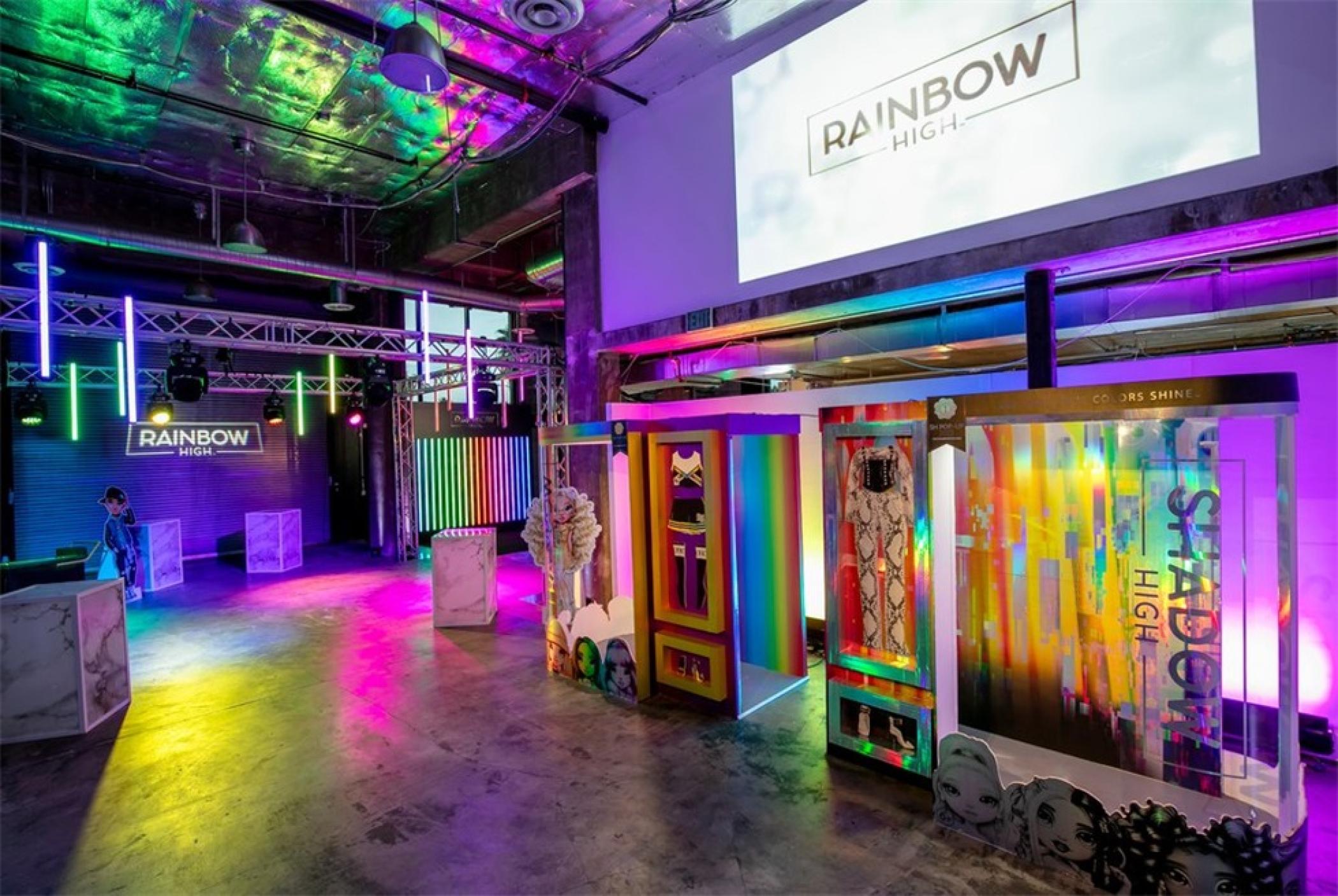 潮玩“彩虹高中”體驗式發(fā)布會活動策劃使用大膽的色彩和有趣的燈光 - 第12張 - 會展活動策劃CCASY.COM 潮玩“彩虹高中”體驗式發(fā)布會活動策劃使用大膽的色彩和有趣的燈光 - 第12張