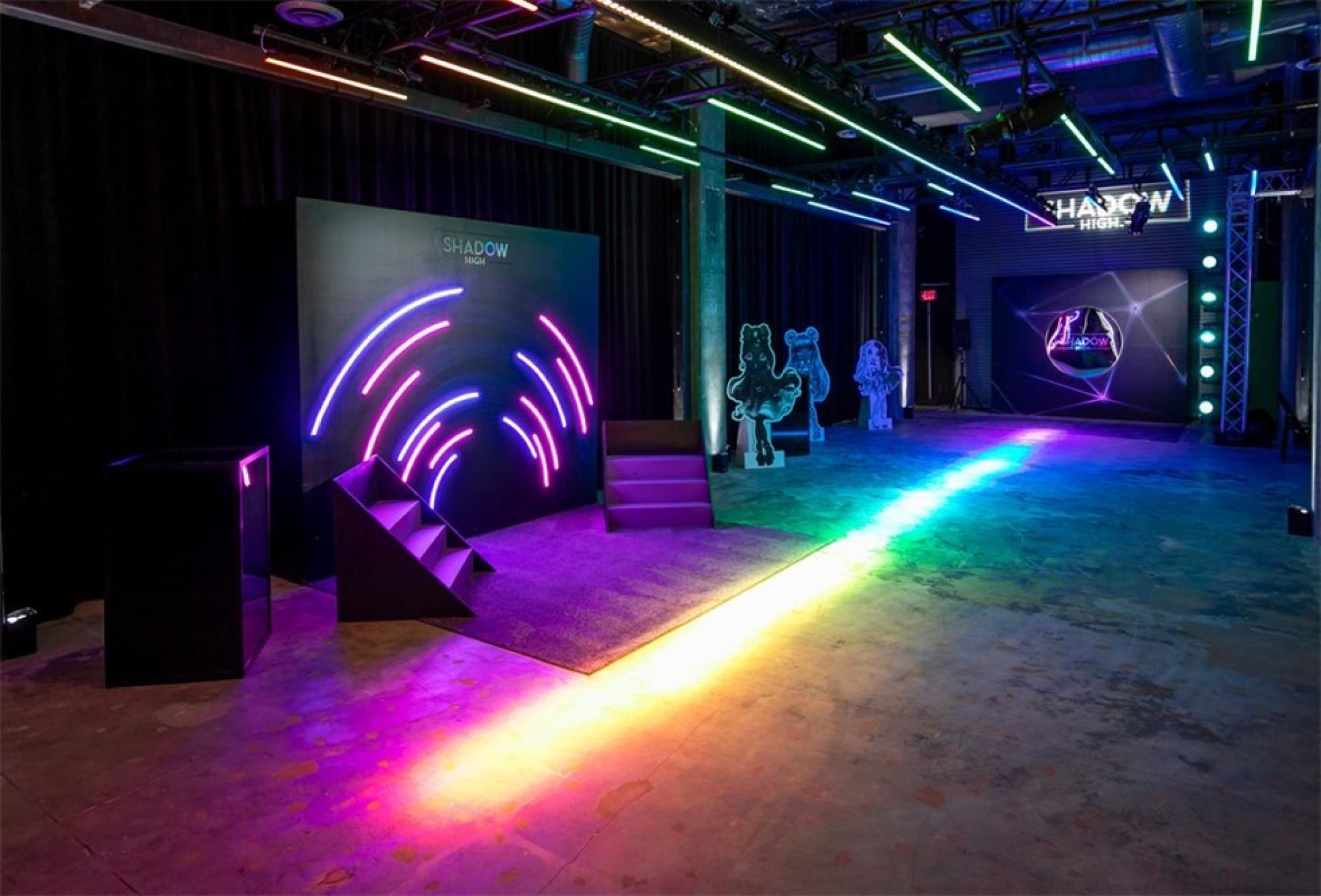 潮玩“彩虹高中”體驗式發(fā)布會活動策劃使用大膽的色彩和有趣的燈光 - 第22張 - 會展活動策劃CCASY.COM 潮玩“彩虹高中”體驗式發(fā)布會活動策劃使用大膽的色彩和有趣的燈光 - 第22張