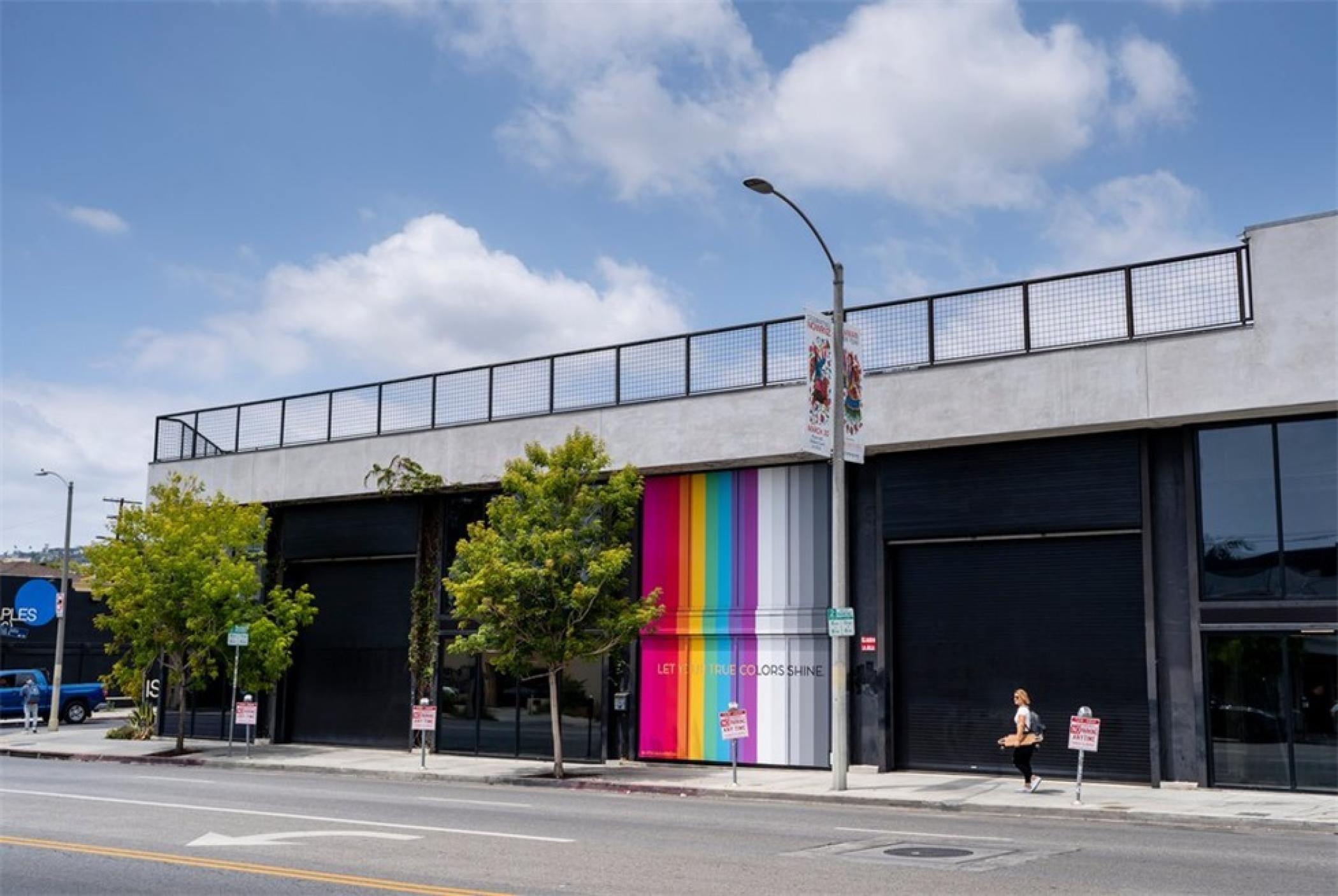 潮玩“彩虹高中”體驗式發(fā)布會活動策劃使用大膽的色彩和有趣的燈光 - 第3張 - 會展活動策劃CCASY.COM 潮玩“彩虹高中”體驗式發(fā)布會活動策劃使用大膽的色彩和有趣的燈光 - 第3張