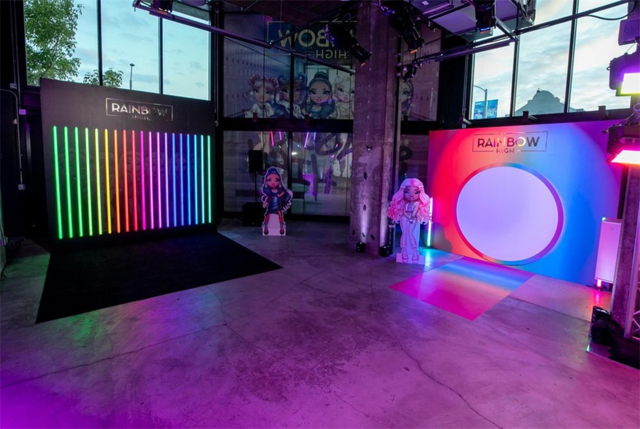 潮玩“彩虹高中”體驗式發(fā)布會活動策劃使用大膽的色彩和有趣的燈光 - 第6張 - 會展活動策劃CCASY.COM 潮玩“彩虹高中”體驗式發(fā)布會活動策劃使用大膽的色彩和有趣的燈光 - 第6張