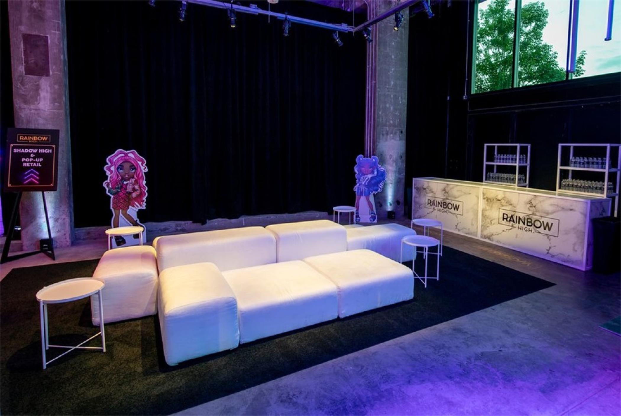 潮玩“彩虹高中”體驗式發(fā)布會活動策劃使用大膽的色彩和有趣的燈光 - 第18張 - 會展活動策劃CCASY.COM 潮玩“彩虹高中”體驗式發(fā)布會活動策劃使用大膽的色彩和有趣的燈光 - 第18張