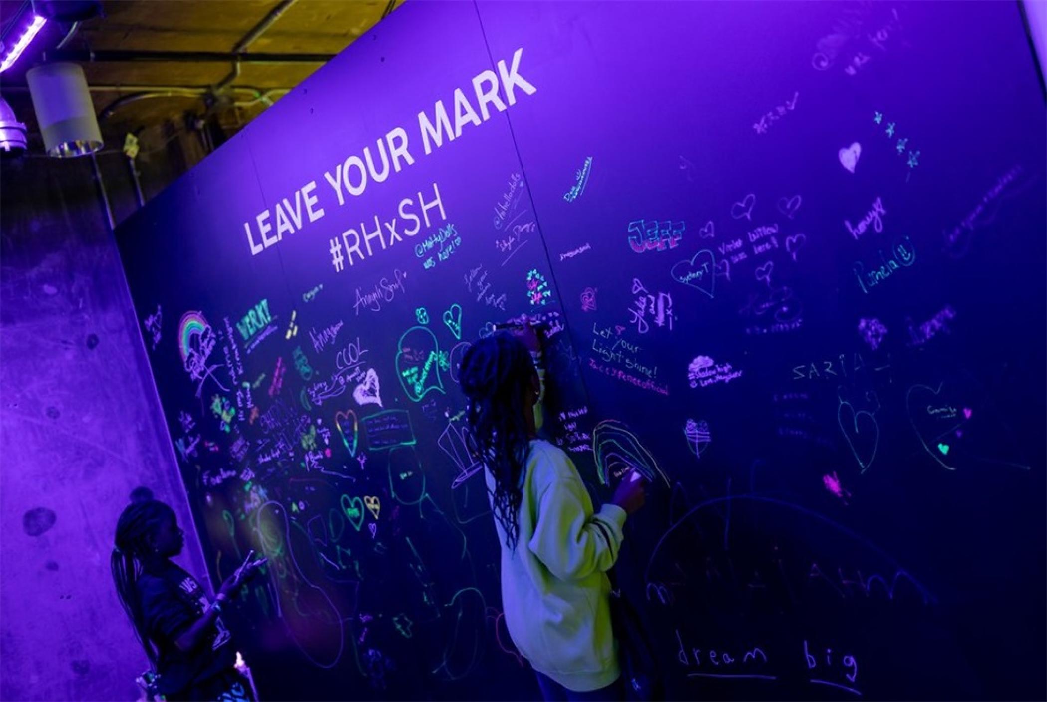 潮玩“彩虹高中”體驗式發(fā)布會活動策劃使用大膽的色彩和有趣的燈光 - 第27張 - 會展活動策劃CCASY.COM 潮玩“彩虹高中”體驗式發(fā)布會活動策劃使用大膽的色彩和有趣的燈光 - 第27張