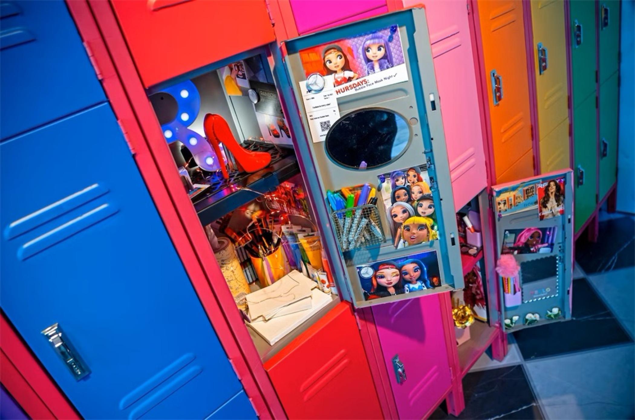 潮玩“彩虹高中”體驗式發(fā)布會活動策劃使用大膽的色彩和有趣的燈光 - 第10張 - 會展活動策劃CCASY.COM 潮玩“彩虹高中”體驗式發(fā)布會活動策劃使用大膽的色彩和有趣的燈光 - 第10張