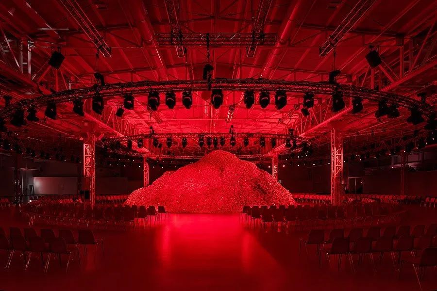 DIESEL2023秋冬大秀活動策劃了一座杜蕾斯山丘，刷屏了社交平臺