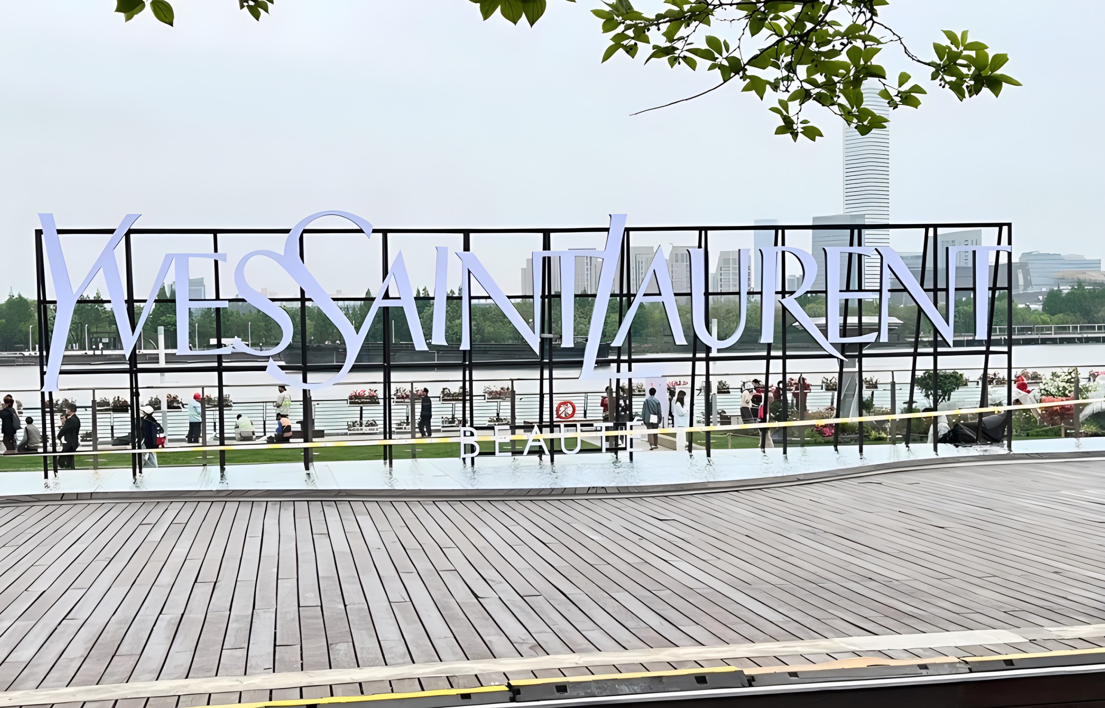 YSL LOVESHINE FACTORY快閃活動(dòng)策劃以冷感粉裝碰撞純粹之銀 - 第1張 - 會(huì)展活動(dòng)策劃CCASY.COM YSL LOVESHINE FACTORY快閃活動(dòng)策劃以冷感粉裝碰撞純粹之銀 - 第1張