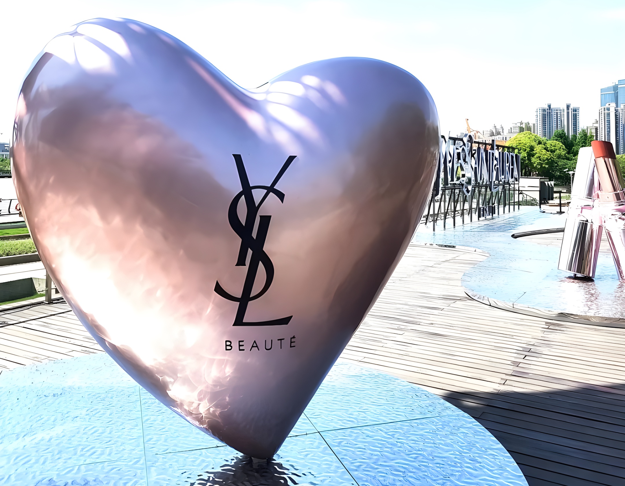 YSL LOVESHINE FACTORY快閃活動(dòng)策劃以冷感粉裝碰撞純粹之銀 - 第2張 - 會(huì)展活動(dòng)策劃CCASY.COM YSL LOVESHINE FACTORY快閃活動(dòng)策劃以冷感粉裝碰撞純粹之銀 - 第2張