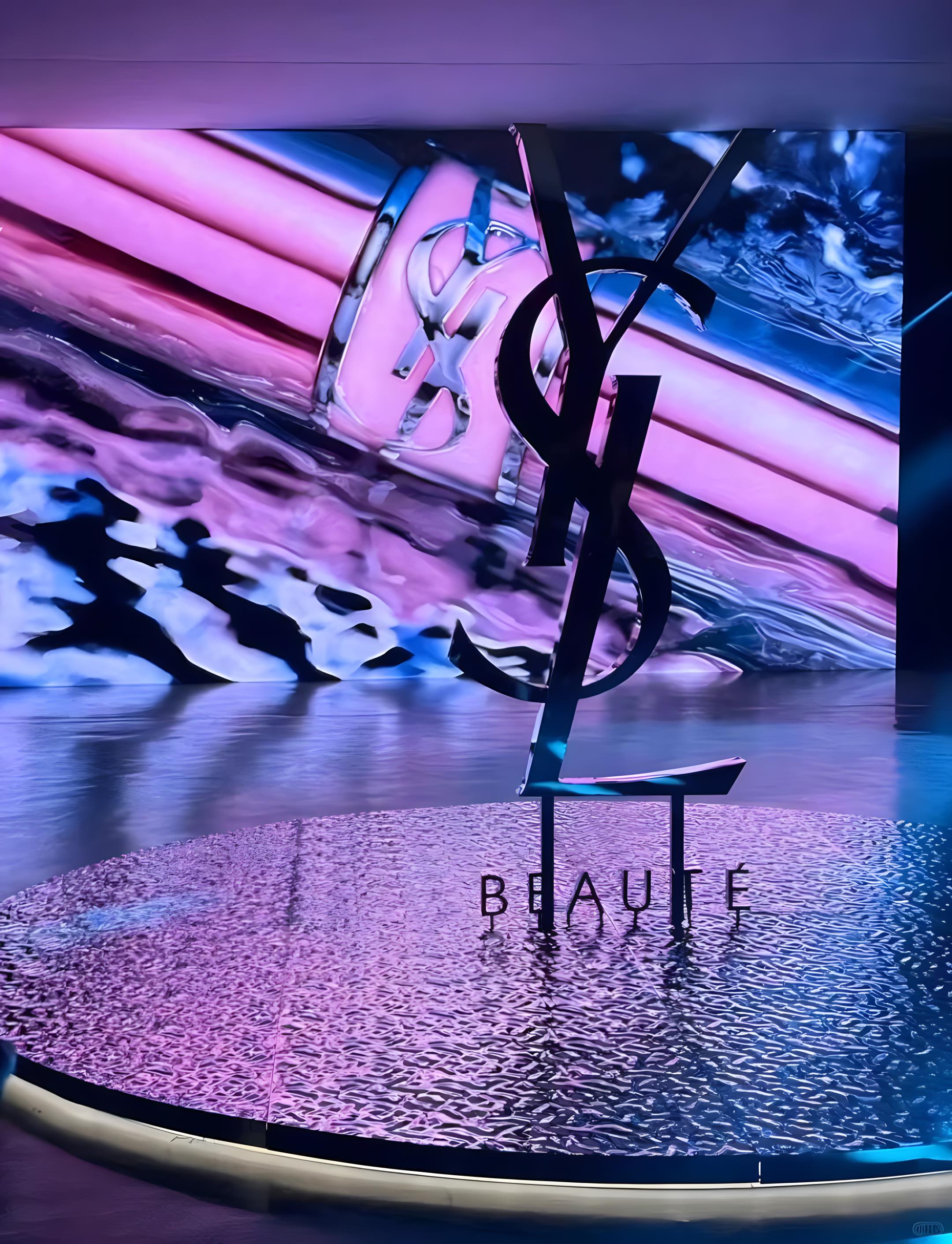 YSL LOVESHINE FACTORY快閃活動(dòng)策劃以冷感粉裝碰撞純粹之銀 - 第21張 - 會(huì)展活動(dòng)策劃CCASY.COM YSL LOVESHINE FACTORY快閃活動(dòng)策劃以冷感粉裝碰撞純粹之銀 - 第21張