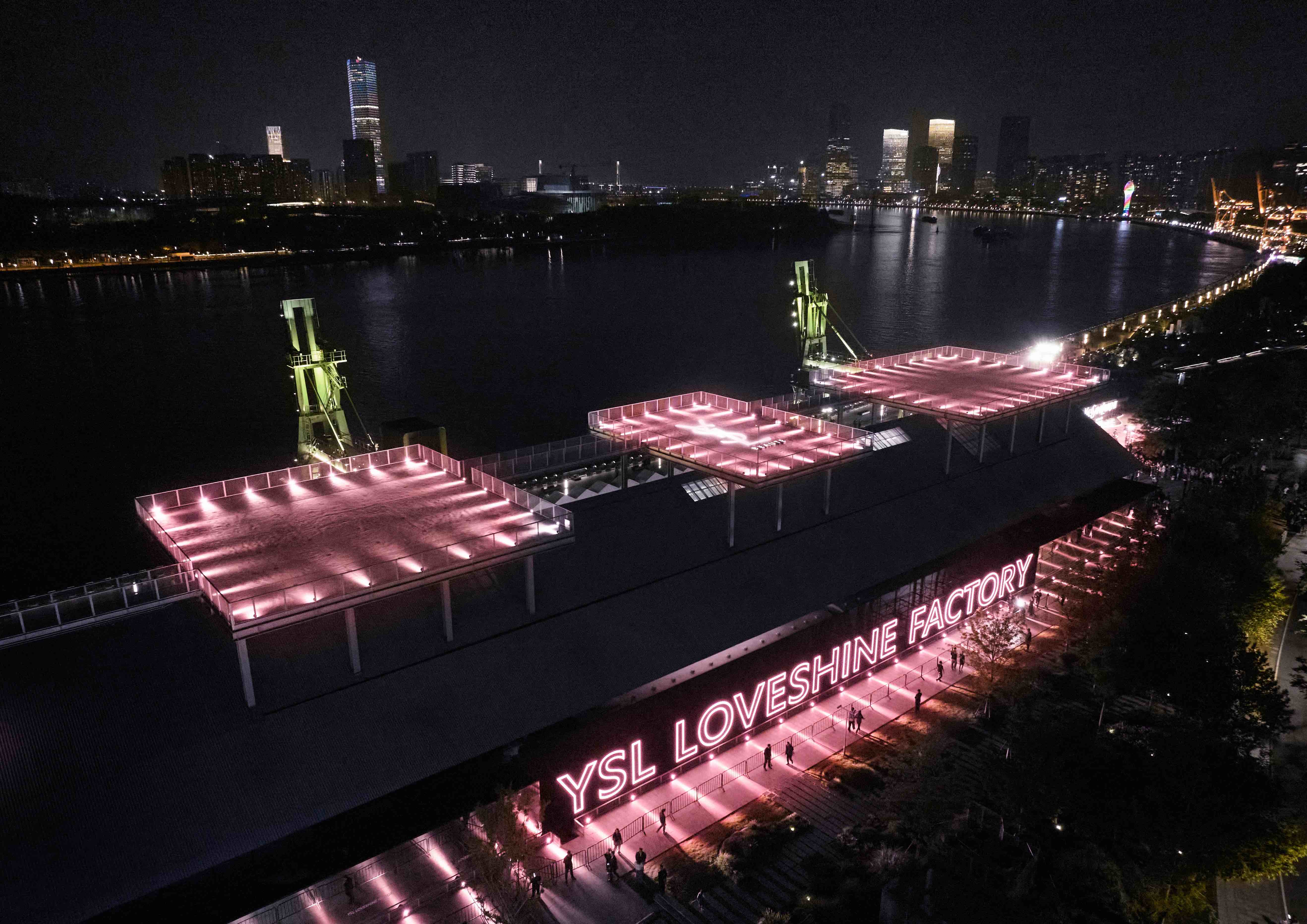 YSL LOVESHINE FACTORY快閃活動(dòng)策劃以冷感粉裝碰撞純粹之銀 - 第3張 - 會(huì)展活動(dòng)策劃CCASY.COM YSL LOVESHINE FACTORY快閃活動(dòng)策劃以冷感粉裝碰撞純粹之銀 - 第3張