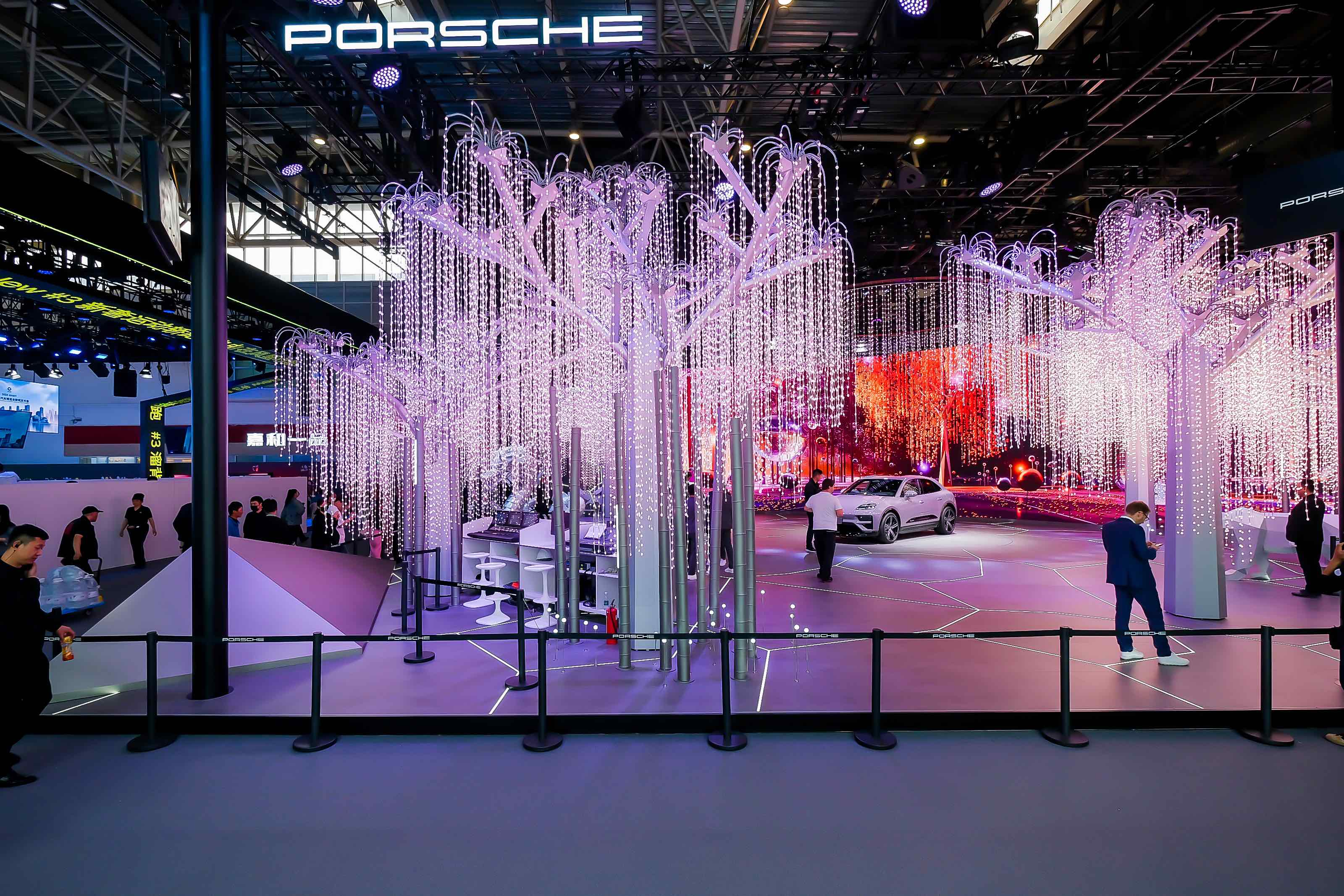 保時捷展臺在2024北京車展活動策劃中真是太耀眼的存在了 - 第2張 - 會展活動策劃CCASY.COM 保時捷展臺在2024北京車展活動策劃中真是太耀眼的存在了 - 第2張