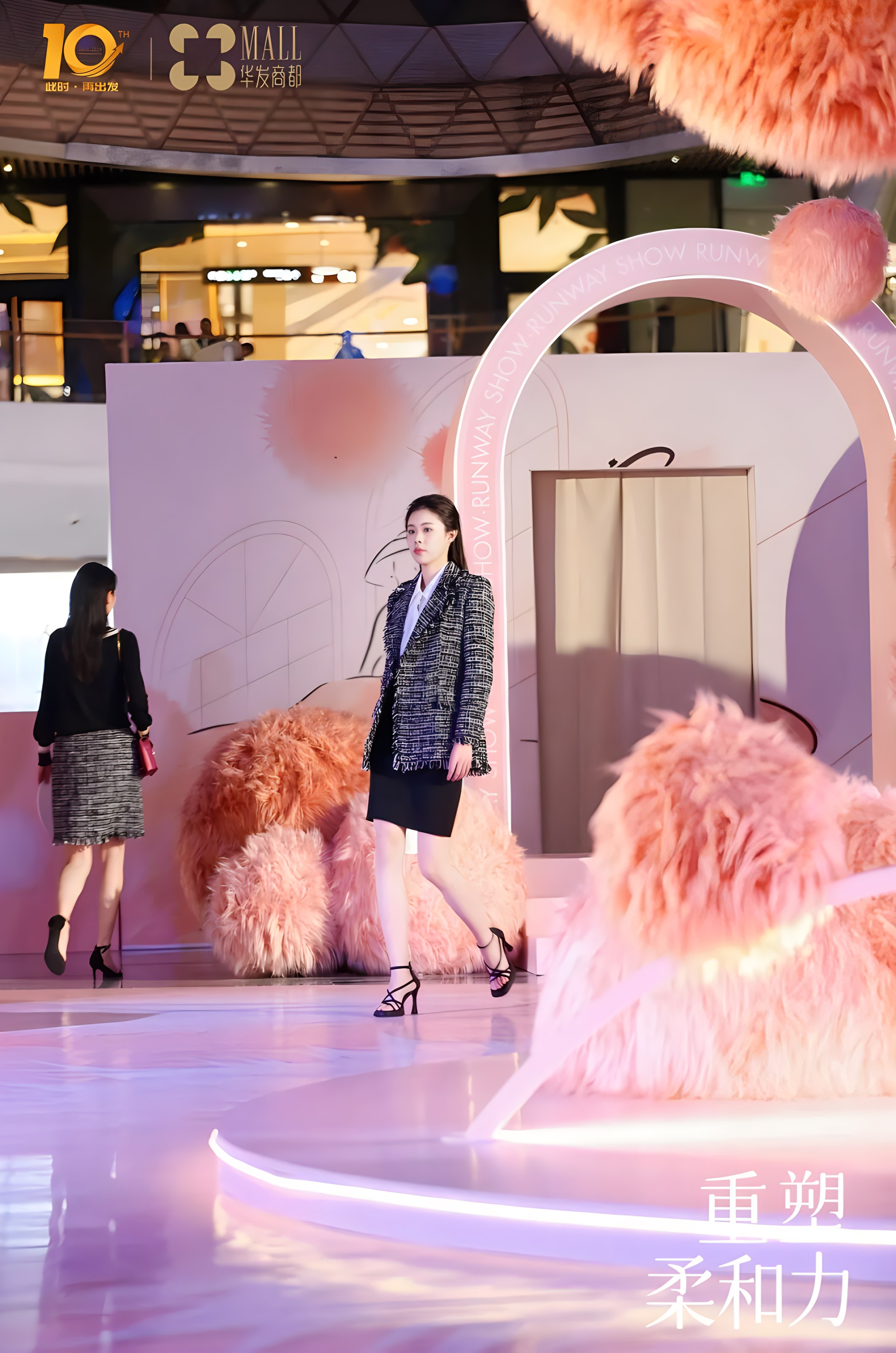 南灣華發(fā)商都2024SS時(shí)尚秀場(chǎng)活動(dòng)策劃簡(jiǎn)直就是大型種草現(xiàn)場(chǎng) - 第23張 - 會(huì)展活動(dòng)策劃CCASY.COM 南灣華發(fā)商都2024SS時(shí)尚秀場(chǎng)活動(dòng)策劃簡(jiǎn)直就是大型種草現(xiàn)場(chǎng) - 第23張