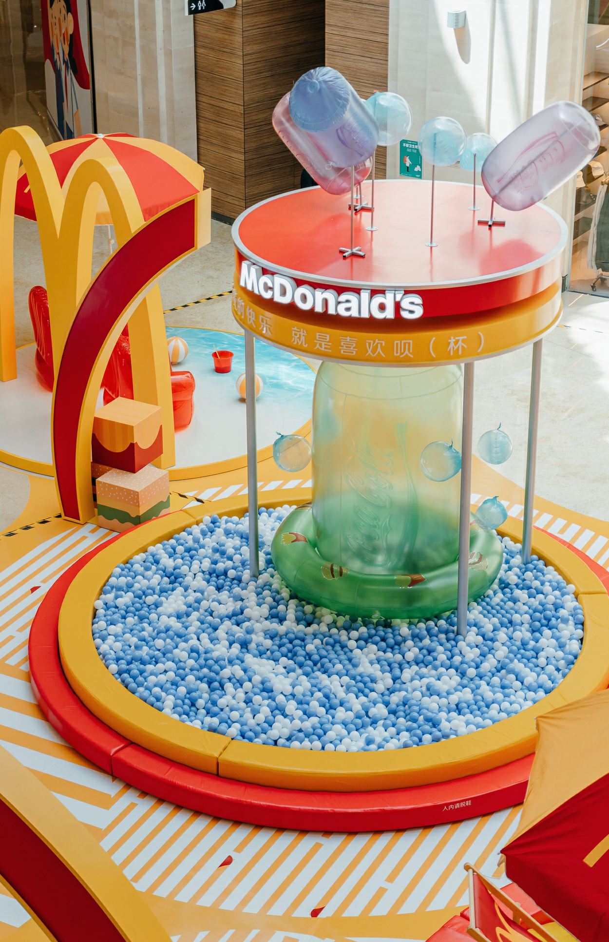 麥當(dāng)勞可樂杯主題快閃活動策劃全是麥當(dāng)勞的經(jīng)典元素 - 第3張 - 會展活動策劃CCASY.COM 麥當(dāng)勞可樂杯主題快閃活動策劃全是麥當(dāng)勞的經(jīng)典元素 - 第3張