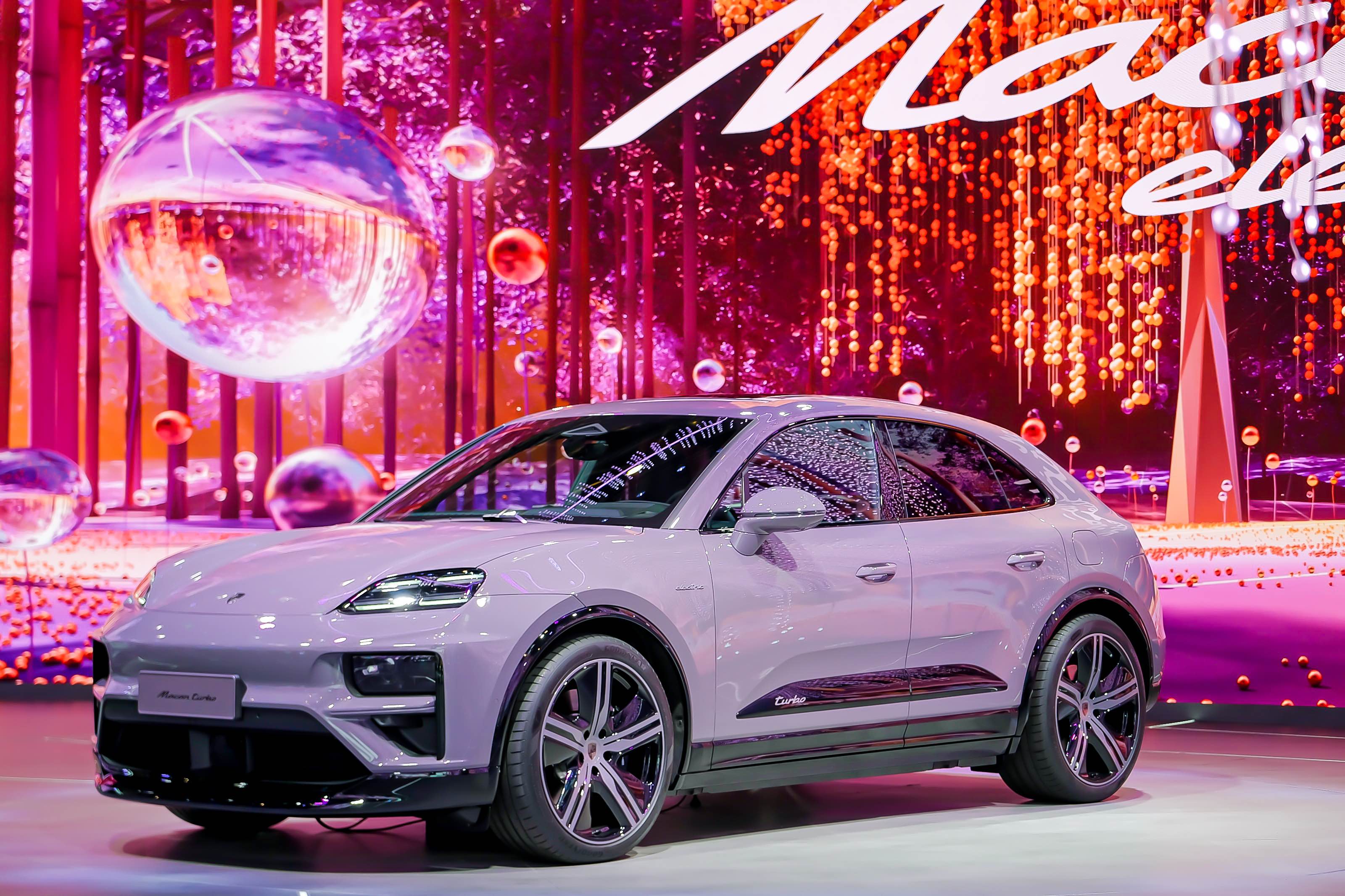 保時捷展臺在2024北京車展活動策劃中真是太耀眼的存在了 - 第4張 - 會展活動策劃CCASY.COM 保時捷展臺在2024北京車展活動策劃中真是太耀眼的存在了 - 第4張