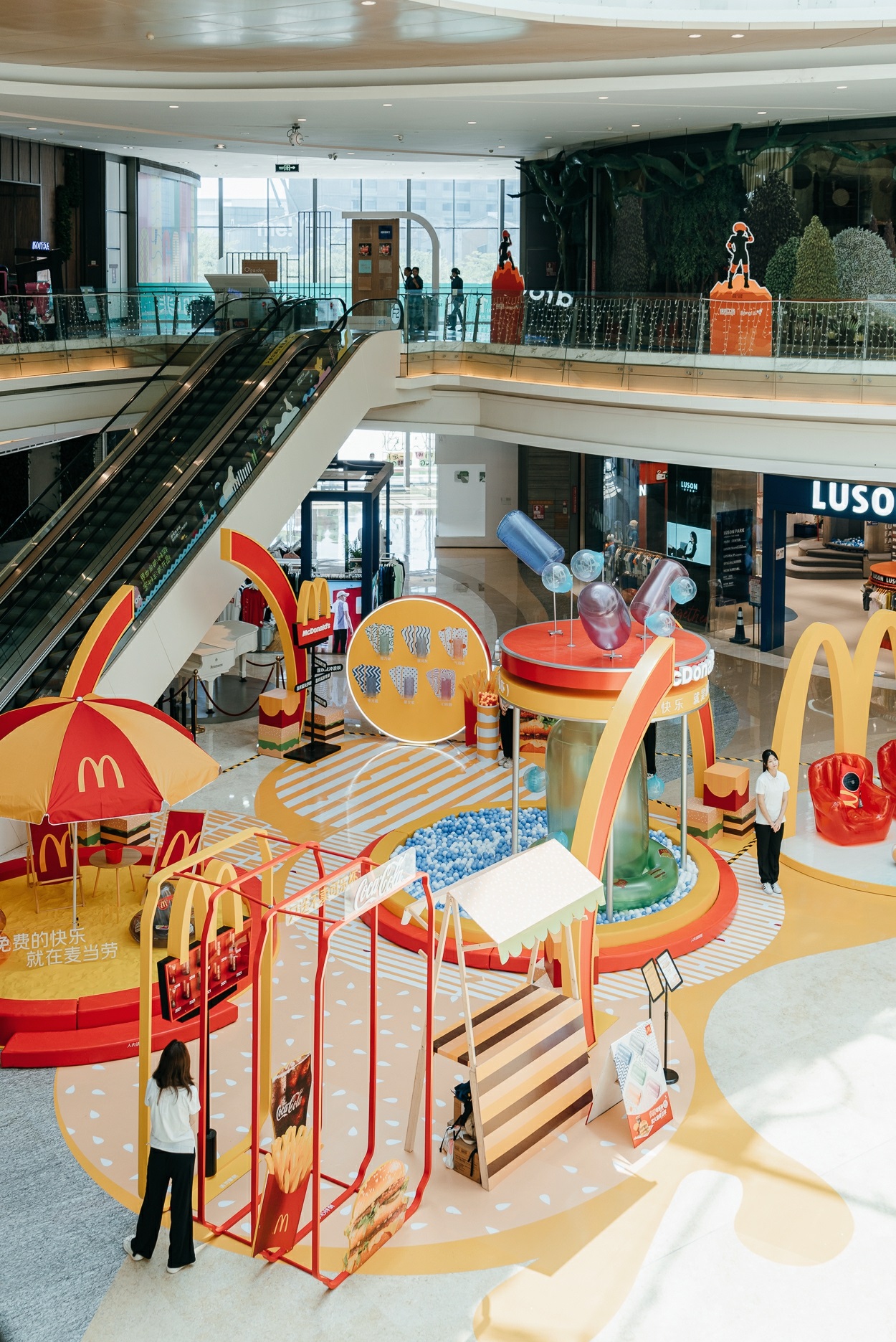 麥當(dāng)勞可樂杯主題快閃活動策劃全是麥當(dāng)勞的經(jīng)典元素 - 第1張 - 會展活動策劃CCASY.COM 麥當(dāng)勞可樂杯主題快閃活動策劃全是麥當(dāng)勞的經(jīng)典元素 - 第1張