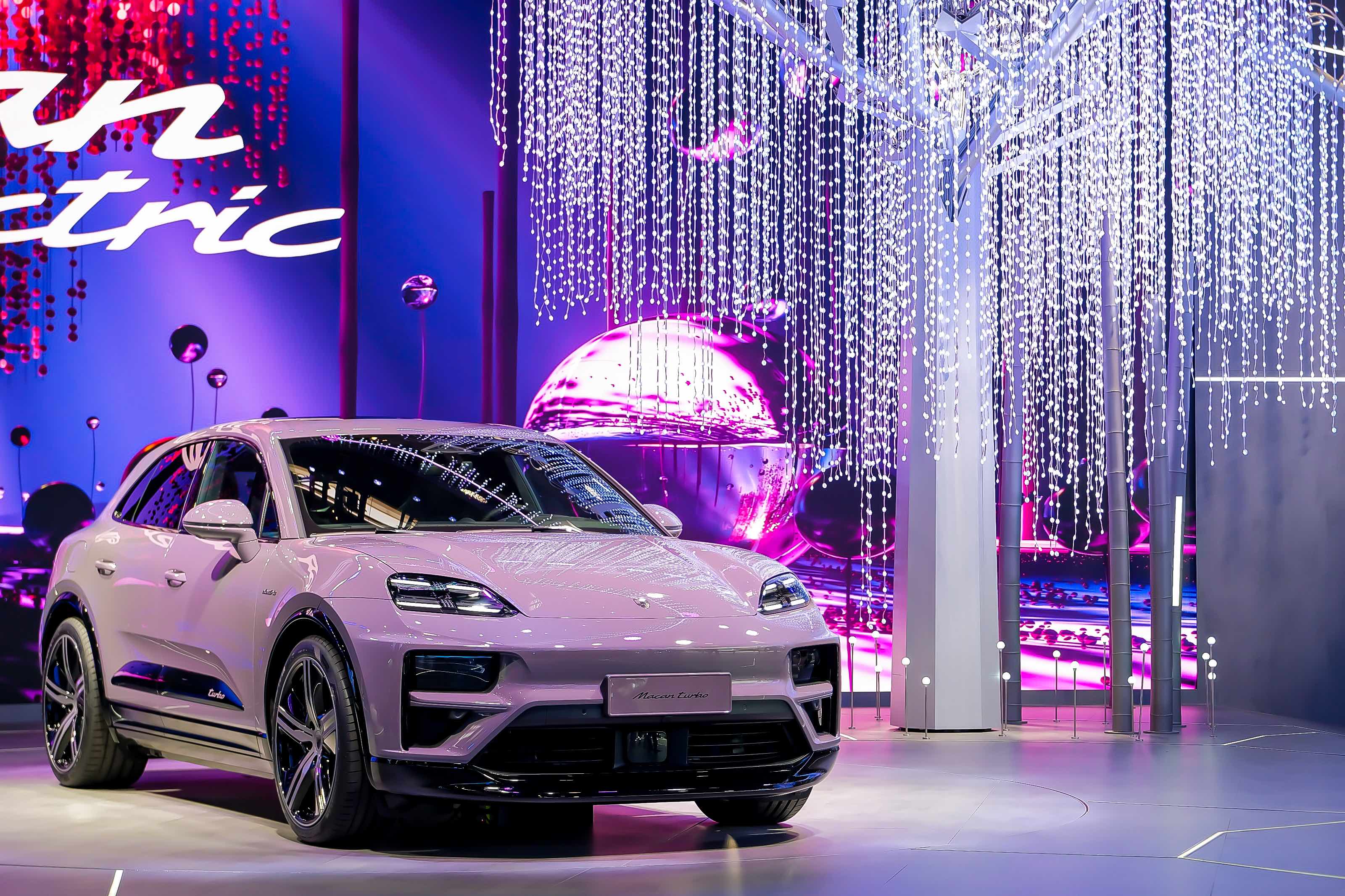 保時捷展臺在2024北京車展活動策劃中真是太耀眼的存在了 - 第8張 - 會展活動策劃CCASY.COM 保時捷展臺在2024北京車展活動策劃中真是太耀眼的存在了 - 第8張