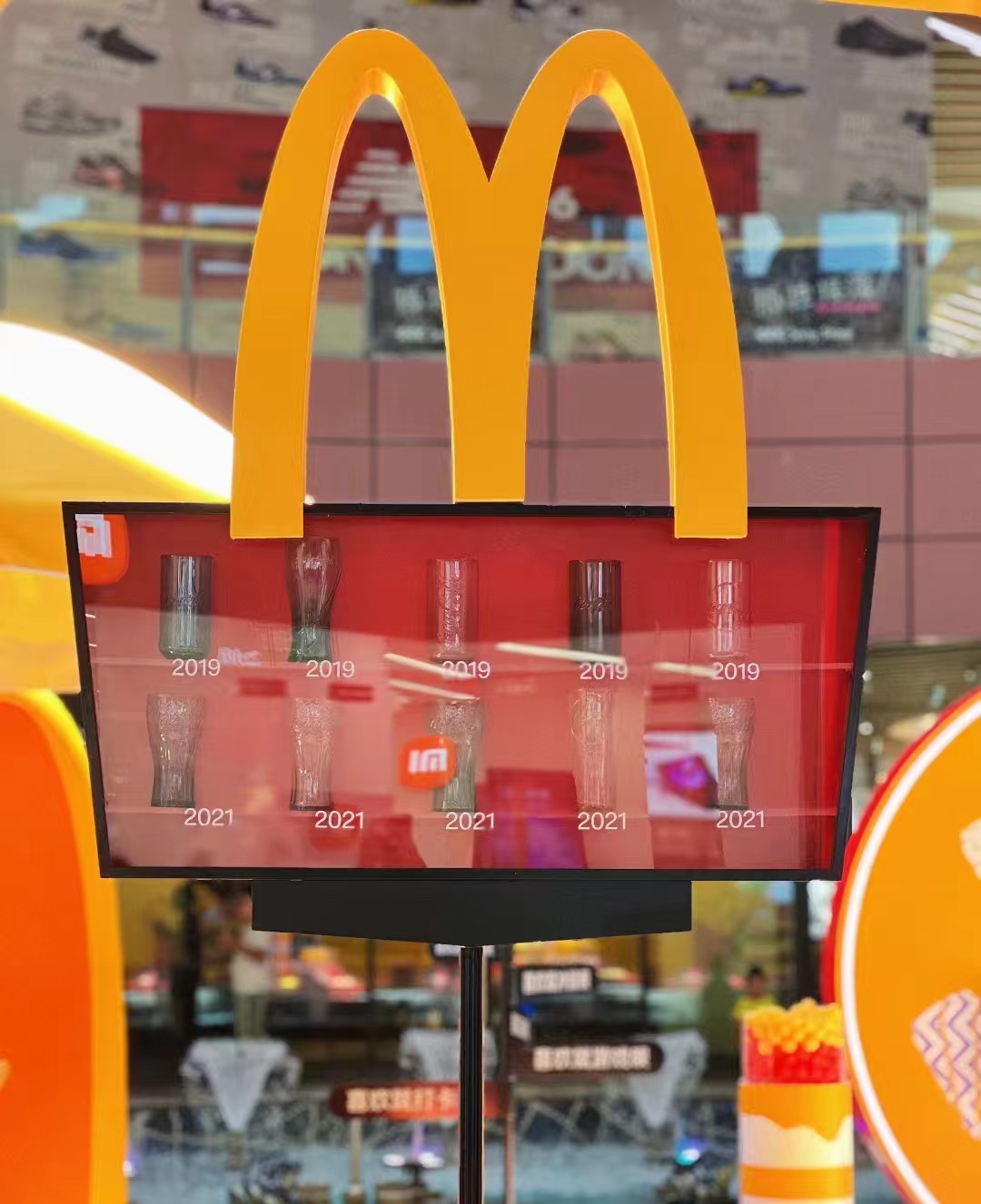 麥當(dāng)勞可樂杯主題快閃活動策劃全是麥當(dāng)勞的經(jīng)典元素 - 第9張 - 會展活動策劃CCASY.COM 麥當(dāng)勞可樂杯主題快閃活動策劃全是麥當(dāng)勞的經(jīng)典元素 - 第9張