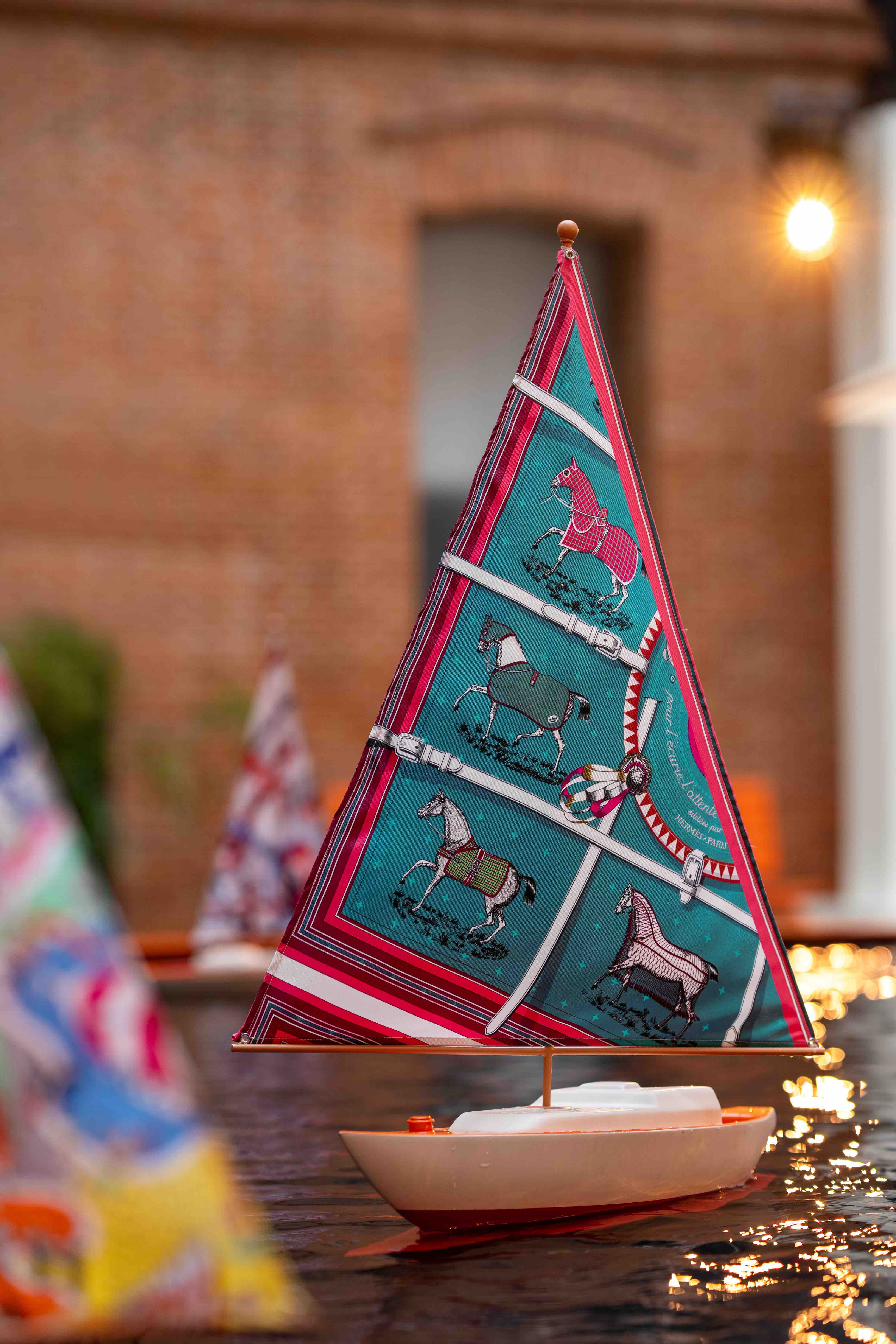 愛馬仕報(bào)刊亭快閃店活動(dòng)策劃讓你更好地了解愛馬仕的創(chuàng)意 - 第17張 - 會(huì)展活動(dòng)策劃CCASY.COM 愛馬仕報(bào)刊亭快閃店活動(dòng)策劃讓你更好地了解愛馬仕的創(chuàng)意 - 第17張