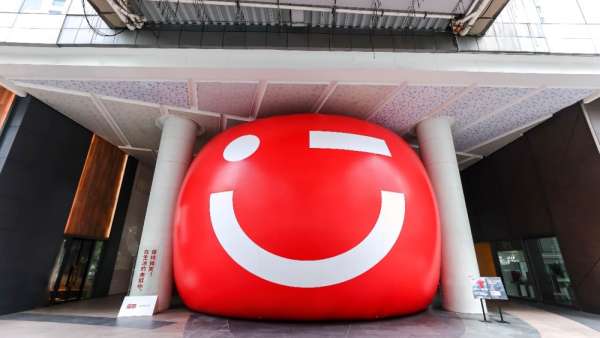 廣州市民近期被一個(gè)展覽活動(dòng)策劃裝置「夾縫中的微笑」治愈了