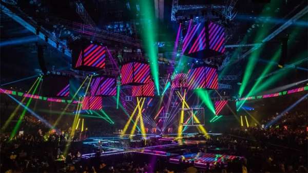 這個音樂大獎頒獎典禮活動策劃把巨大的體育場館變成了電視演播室
