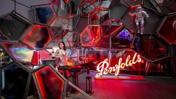 「奔富·無界空間」沉浸式快閃活動策劃化身神秘太空艙，酷酷酷