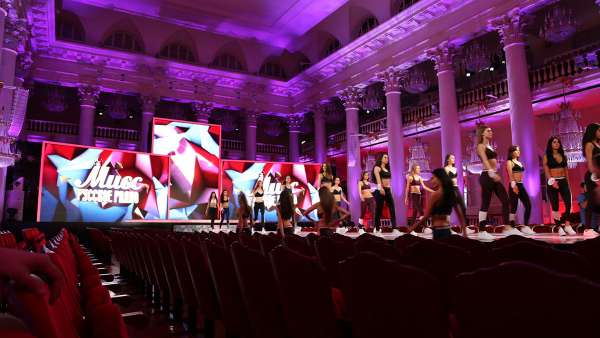 選美賽事就是不同于電競比賽,滿屏都是大長腿