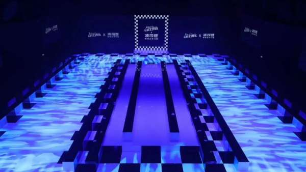 黑白棋盤格的時裝發(fā)布會現(xiàn)場，燈光變幻，一場時尚SHOW正是開始