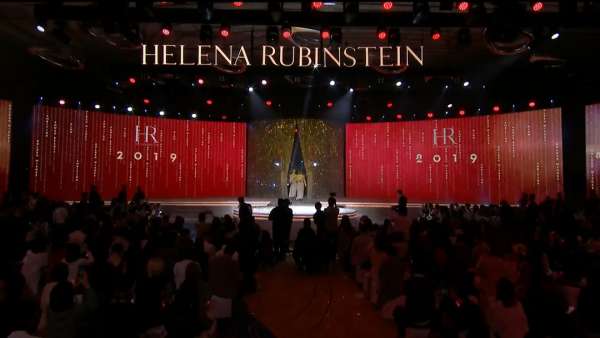 全球代言人的官宣發(fā)布會夜如同巴黎名媛的舞會現(xiàn)場，極致奢華